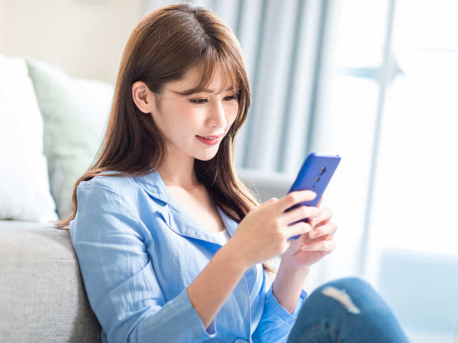 スマートフォンで情報を調べる女性